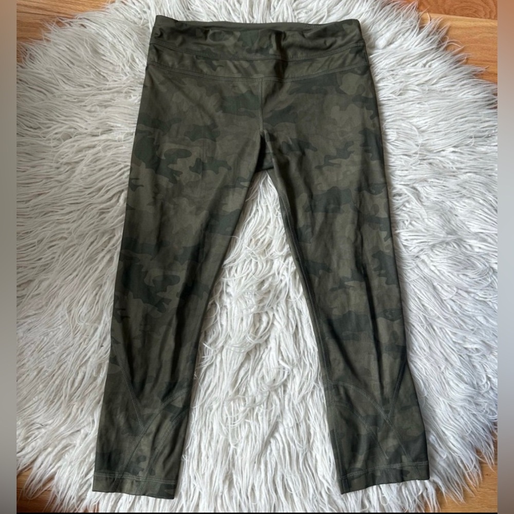 Lululemon Athletica Run Inspire Crop Savasana Camo Fatigue Green Leggings EUC 6